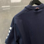 Maglietta navy blue con strisce bianche, stile sportivo casual, cotone morbido, vestibilità rilassata.