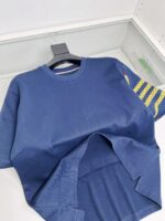 Maglietta navy blu con strisce gialle sportive, stile casual e moderno.