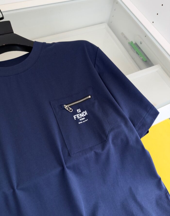 T-shirt navy blue Fendi con tasca con zip e dettagli di alta moda