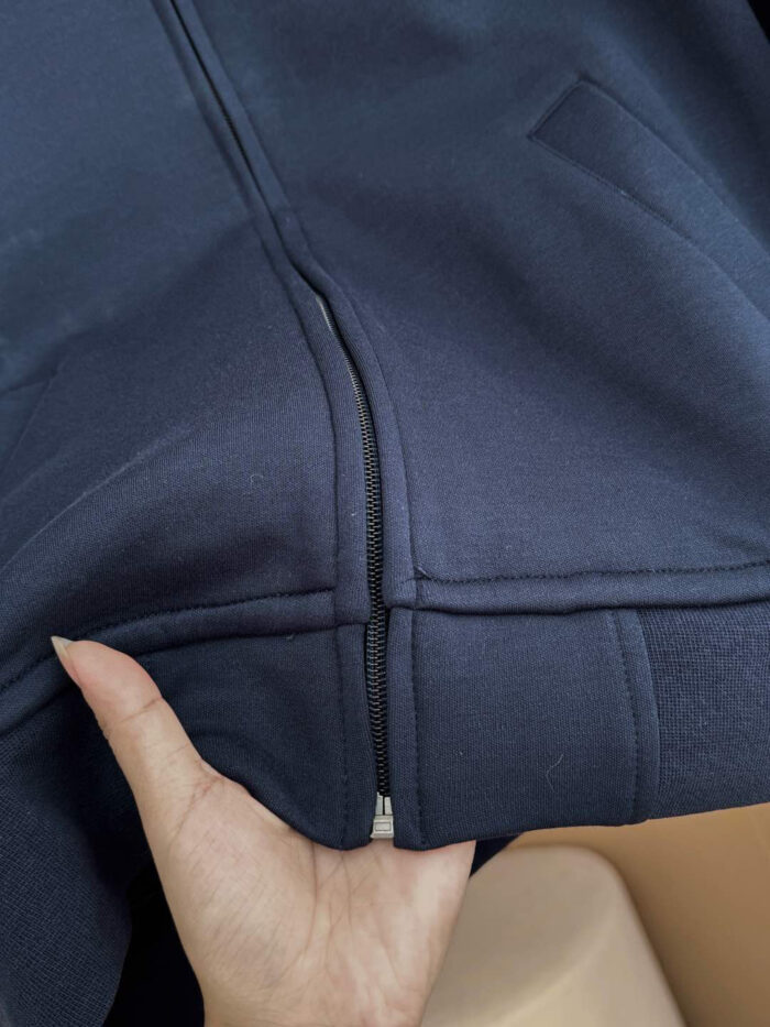 Giacca zip navy blu, morbida, elegante e con tasca pratica per stile e comfort.