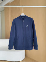 Felpa blu navy con zip, logo ricamato, stile minimalista, originale e versatile.