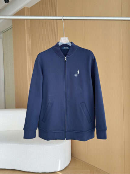 Felpa blu navy con zip, logo ricamato, stile minimalista, originale e versatile.