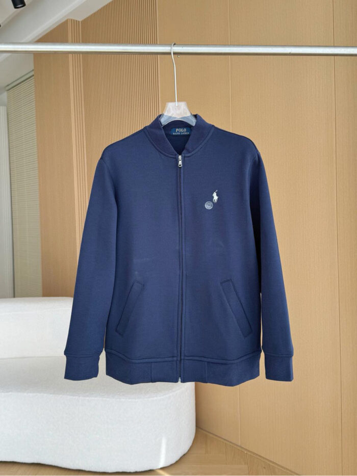 Felpa blu navy con zip, logo ricamato, stile minimalista, originale e versatile.