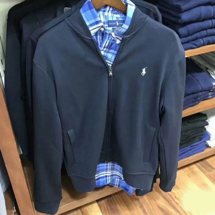 Giacchetto navy blue con camicia a quadri, stile casual ed elegante, ideale per ogni occasione.
