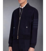Giacca bomber navy elegante con strisce sportive, perfetta per look casual e formali.