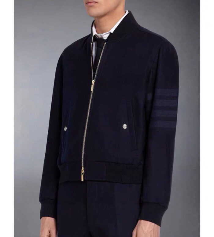 Giacca bomber navy elegante con strisce sportive, perfetta per look casual e formali.