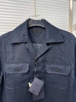 Camicia navy elegante con tasche, dettagli di alta qualità, perfetta per occasioni semi-formali.