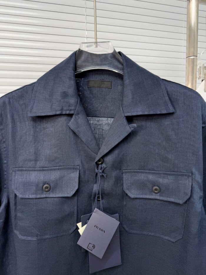 Camicia navy elegante con tasche, dettagli di alta qualità, perfetta per occasioni semi-formali.