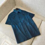 Camicia blu navy elegante con motivo tono su tono, stile classico e raffinato.