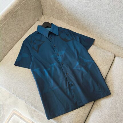 Camicia blu navy elegante con motivo tono su tono, stile classico e raffinato.