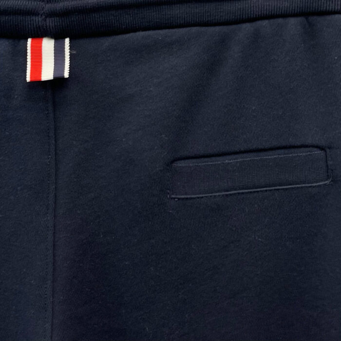 Pantaloni jogger navy casual, elastico in vita, tasca posteriore semplice, stile comodo e versatile.