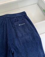 Pantaloni in corduroy navy Kiton, vita elasticizzata e tasca posteriore con logo ricamato.