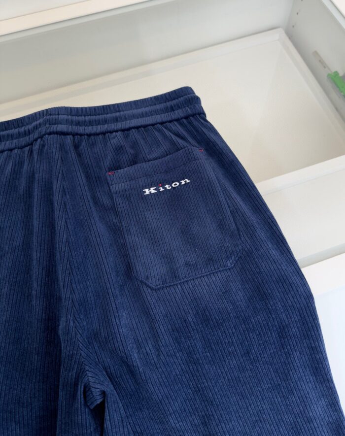 Pantaloni in corduroy navy Kiton, vita elasticizzata e tasca posteriore con logo ricamato.