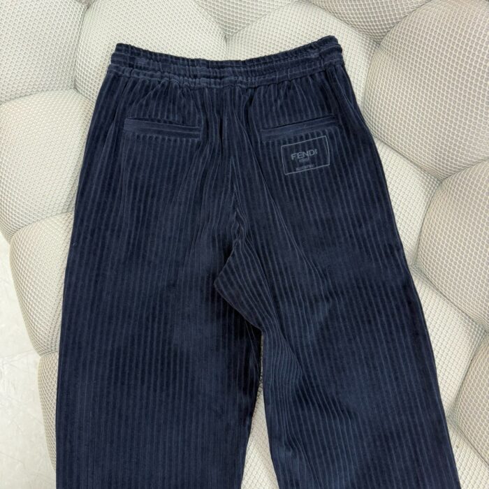 Pantaloni in velluto a coste navy, elasticizzati, tasche rear e stile casual elegante.