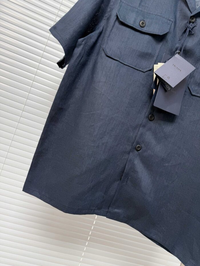 Camicia manica corta blu navy con tasche e dettagli casual, nuova e di tendenza.