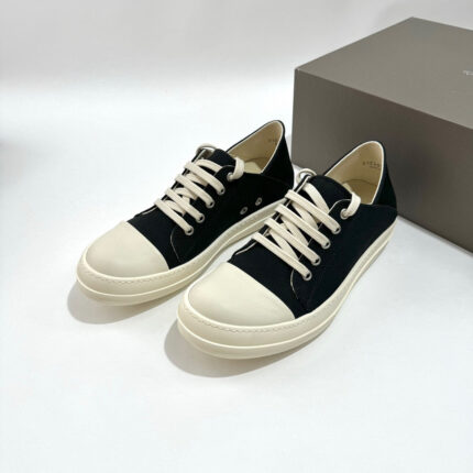 Sneakers nere e beige, stile casual elegante, comfort e design minimalista per ogni occasione.