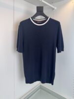 Maglione navy a manica corta con colletto a contrasto, stile casual ed elegante.