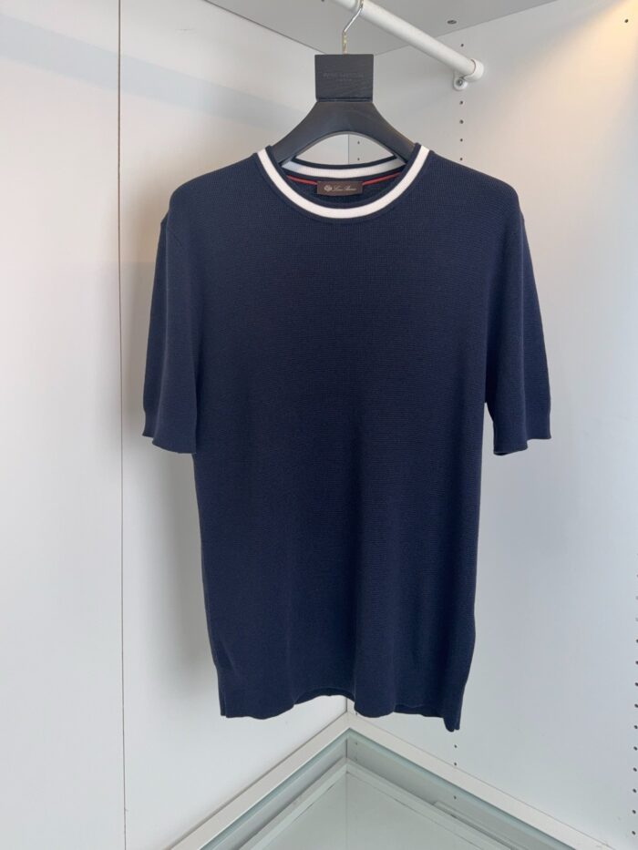 Maglione navy a manica corta con colletto a contrasto, stile casual ed elegante.