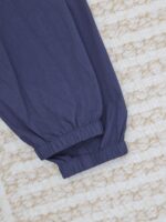 Pantaloni jogger navy con polsini elasticizzati, comfort e stile casual elegante.