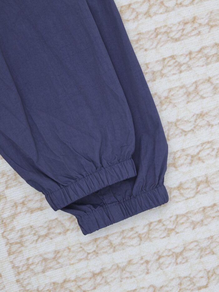 Pantaloni jogger navy con polsini elasticizzati, comfort e stile casual elegante.