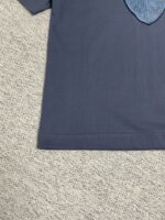 Maglietta navy con emblema a scudo in cotone, stile casual ed elegante.