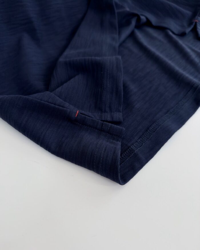 Maglietta navy blu in tessuto morbido e elasticizzato, elegante e versatile per ogni occasione.