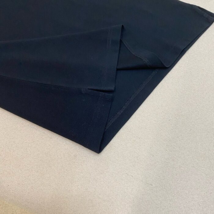 Tessuto navy di alta qualità, elegante e versatile per moda e decorazione, cuciture precise e rifinite.