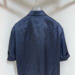 Camicia navy a maniche corte con motivo geometrico eleganti, perfetta per look moderni e versatile.