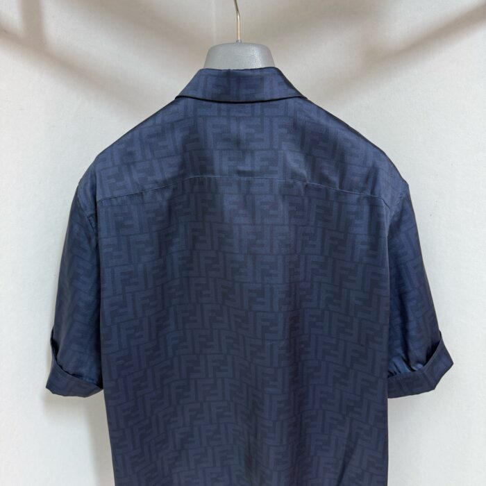 Camicia navy a maniche corte con motivo geometrico eleganti, perfetta per look moderni e versatile.