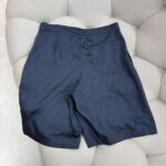 Pantaloncini da uomo navy con motivo geometrico e tasche posteriori eleganti.