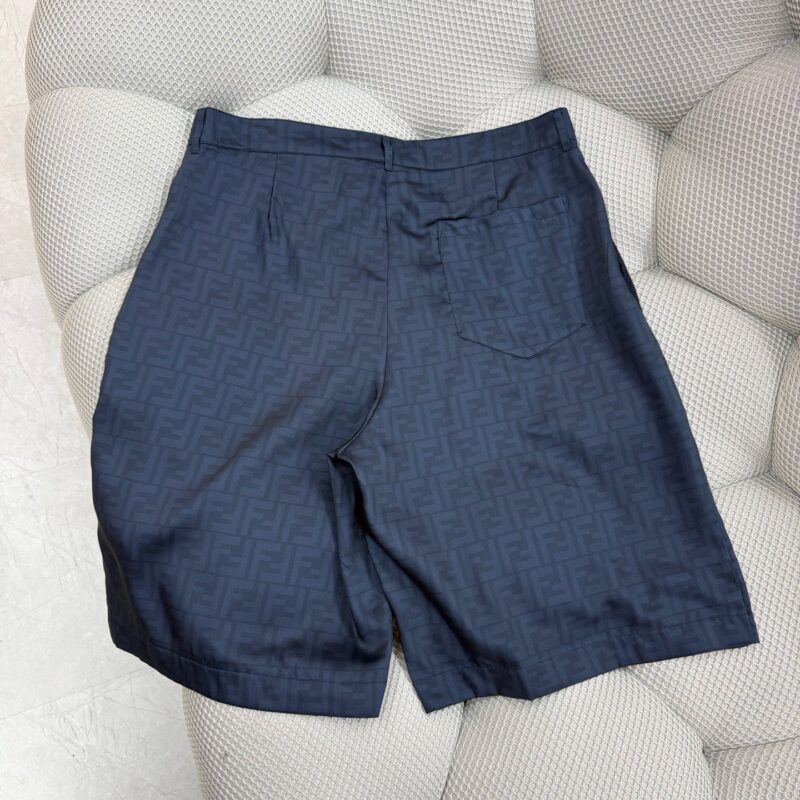 Pantaloncini da uomo navy con motivo geometrico e tasche posteriori eleganti.