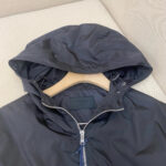 Giacca navy con cappuccio e zip, stile moderno e resistente allacqua per uomo.