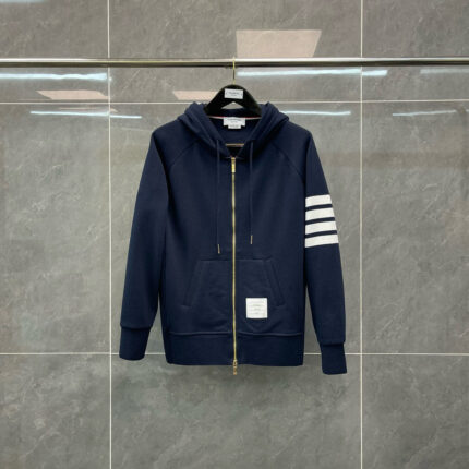Felpa navy con zip frontale e dettagli a strisce bianche, stile sportivo e moderno.