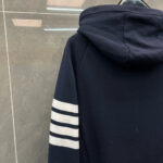 Felpa navy con tre strisce bianche, stile sportivo, casual e confortevole.