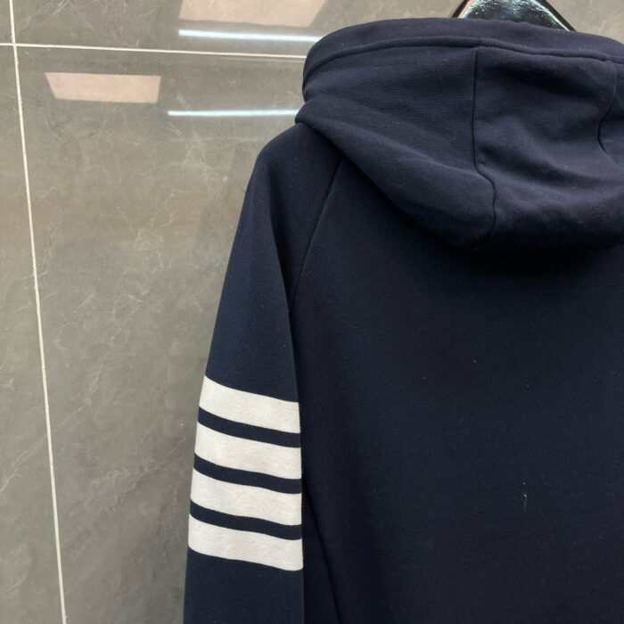Felpa navy con tre strisce bianche, stile sportivo, casual e confortevole.