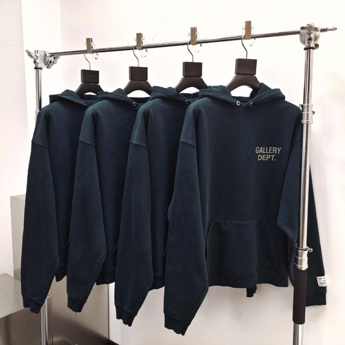 Felpe teal con logo GALLERY DEPT. in esposizione moderna, stile casual e confortevole.