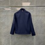 Giacchetto navy elegante con dettaglio a strisce sulla manica, stile moderno e versatile.
