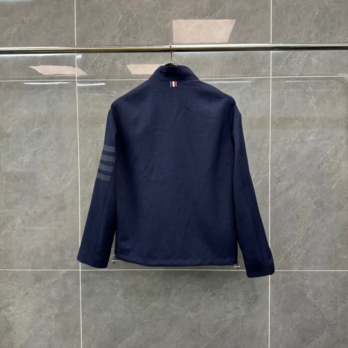 Giacchetto navy elegante con dettaglio a strisce sulla manica, stile moderno e versatile.