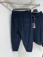 Set loungewear navy: pantaloni tapered e felpa con zip per un look casual e alla moda