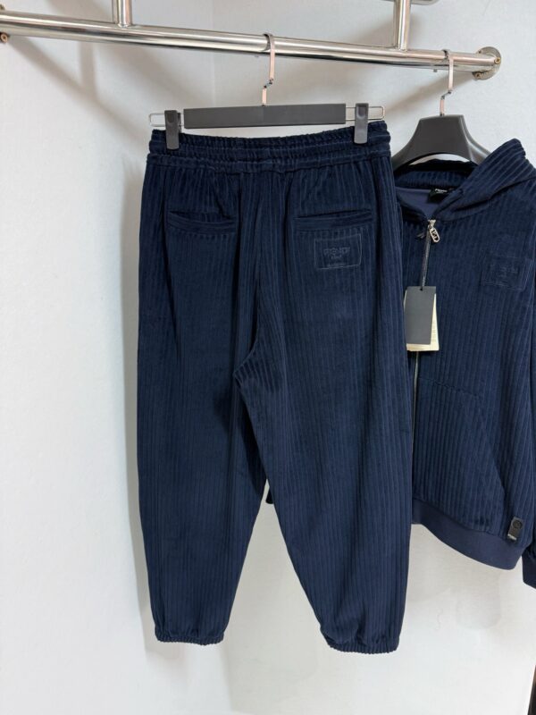 Set loungewear navy: pantaloni tapered e felpa con zip per un look casual e alla moda