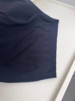 Tessuto in lana navy, morbido e elegante, con dettagli a coste e finitura curata.