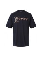 T-shirt Louis Vuitton con logo glitter, stile casual elegante, perfetta per look di tendenza.