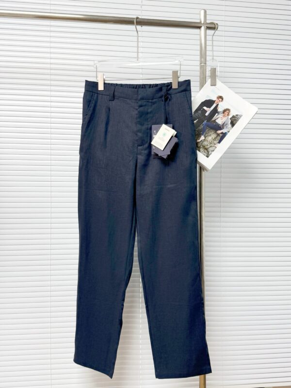 Pantaloni uomo blu Navy eleganti con dettagli sartoriali, taglio moderno e stile versatile.
