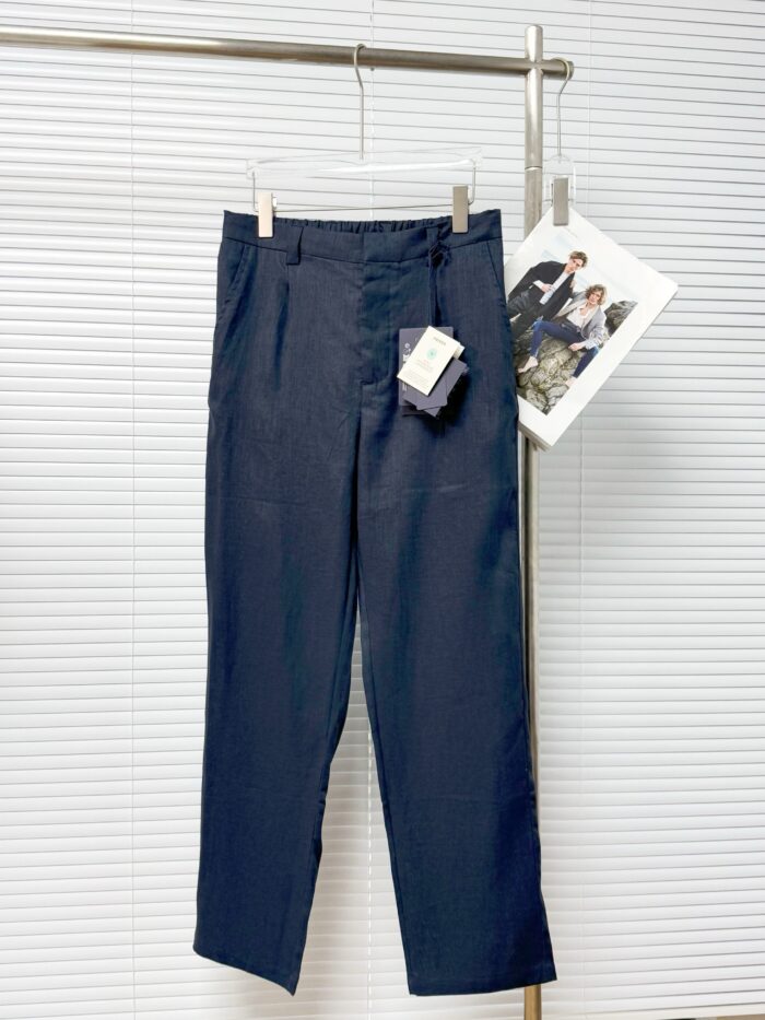 Pantaloni uomo blu Navy eleganti con dettagli sartoriali, taglio moderno e stile versatile.