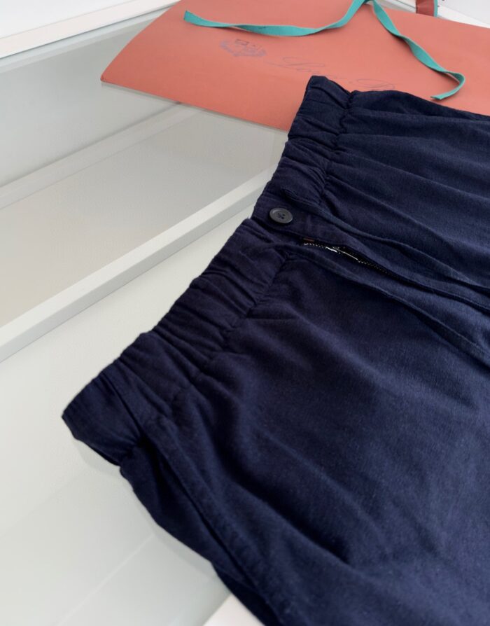 Pantaloni navy casual con dettagli colorati e accessori eleganti, stile moderno e pratico.