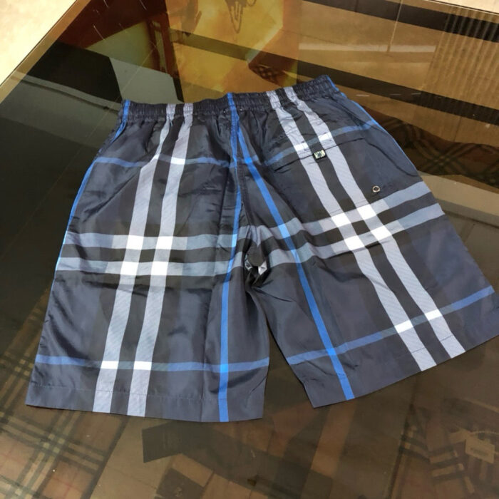 Pantaloncini da mare a quadri blu navy, elasticizzati e quick-drying, ideali per l’estate.