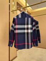 Camicia uomo a quadri navy e grigia, elegante, versatile da usare in ogni occasione.