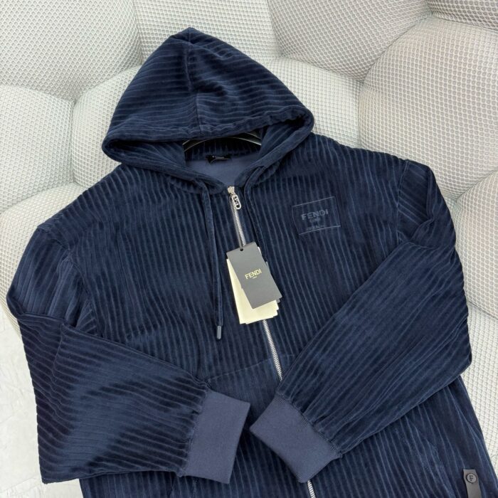 Felpa navy blu con zip, cappuccio in tessuto morbido e dettagli di ribbing moderno.