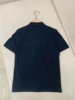 Maglietta polo navy classica vista posteriore in tessuto morbido e stile elegante.