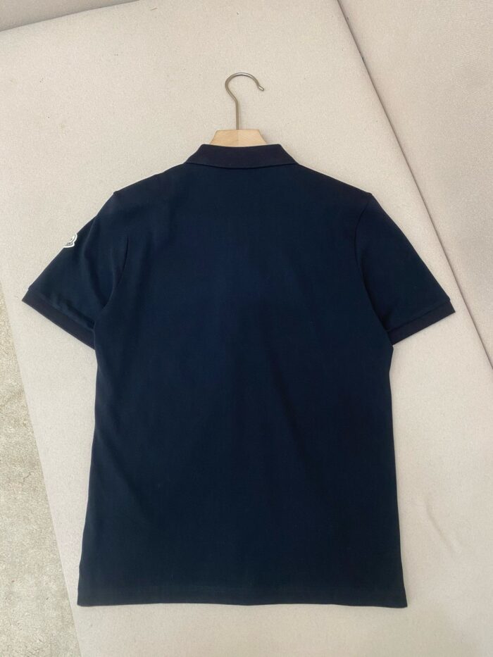 Maglietta polo navy classica vista posteriore in tessuto morbido e stile elegante.